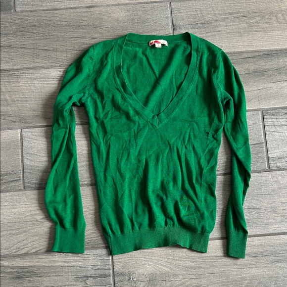 Forever 21 Sweaters - Forever 21 Vibrant Green V-Neck Sweater